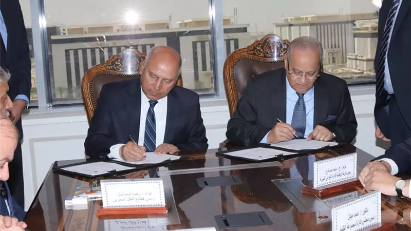 النقل توقع مذكرة تفاهم للتعاون في انشاء محطات بضائع وتداول بمينائي الدخيلة والسخنة