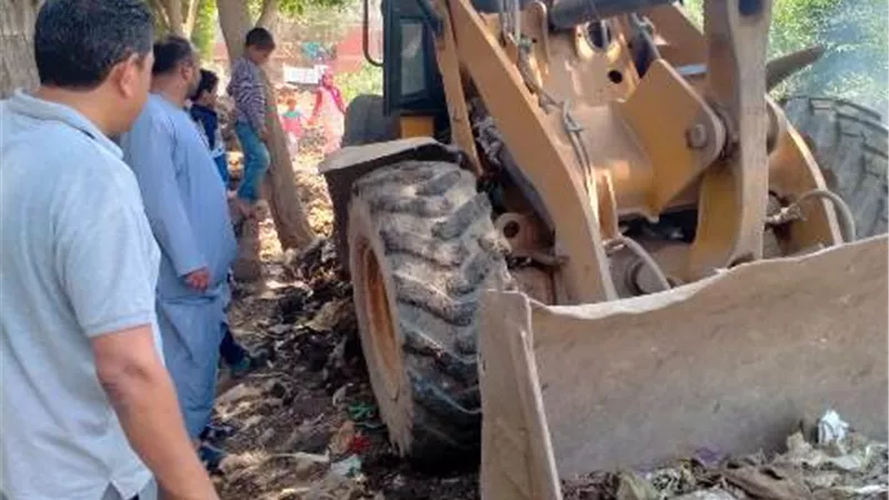رئيس مدينة أشمون يتابع رفع ناتج التطهير أمام تجمع سكنى فتيح بالوحدة المحلية بجريس
