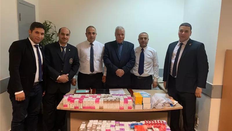 ضبط راكب بحوزته تبغ مشبع بالمخدرات وإحباط تهريب مستحضرات تجميل بمطار القاهرة..صور