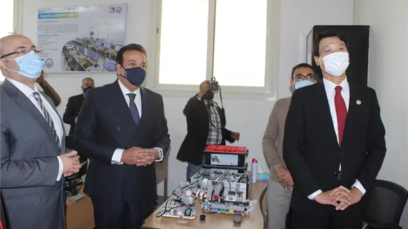 وزير التعليم العالي يستعرض تقريرًا حول أداء الجامعات التكنولوجية خلال 2021/ 2022