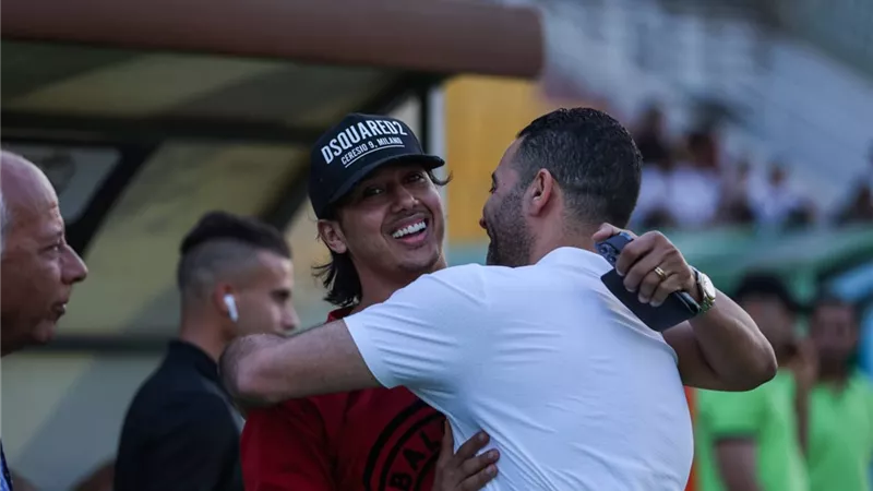 عمرو جمال يؤازر زملائه فى مباراة سيراميكا كليوباترا