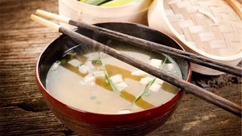 لمحبى الأكل اليابانى ..طريقة عمل شوربة الميزو