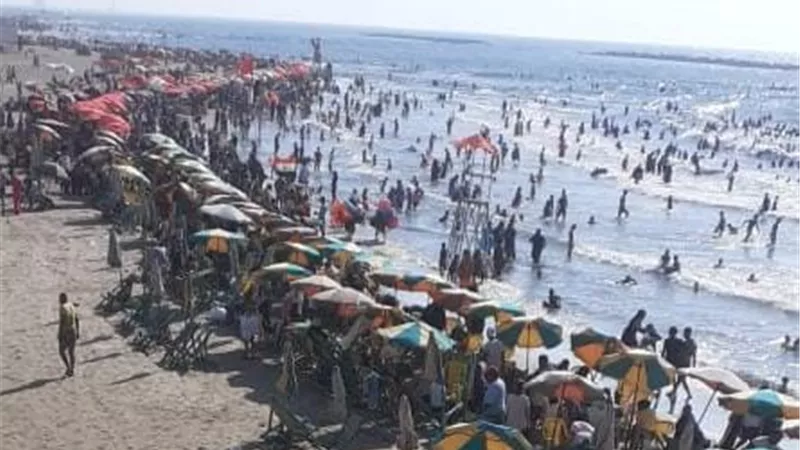 شواطئ رأس البر كاملة العدد بسبب الموجة الحارة.. صور