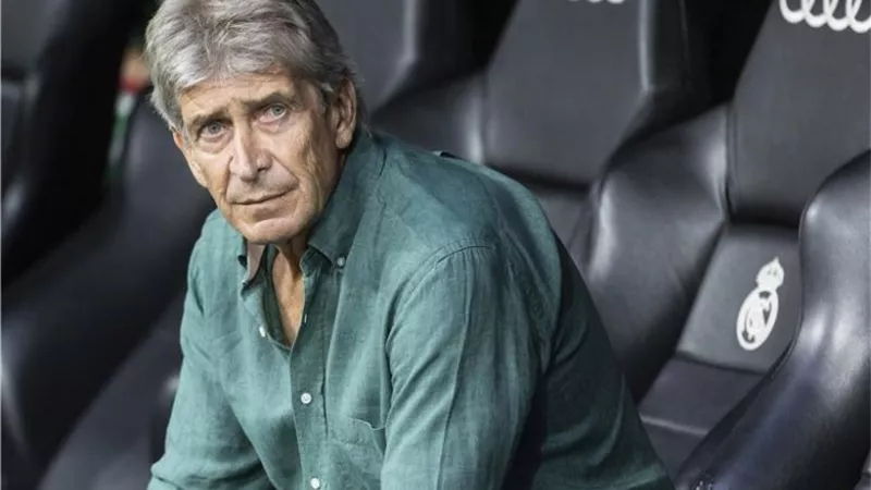 حتى لايذهب للأهلى .. ريال بيتيس يرفع رواتب بيليجرينى ومساعديه 20 %