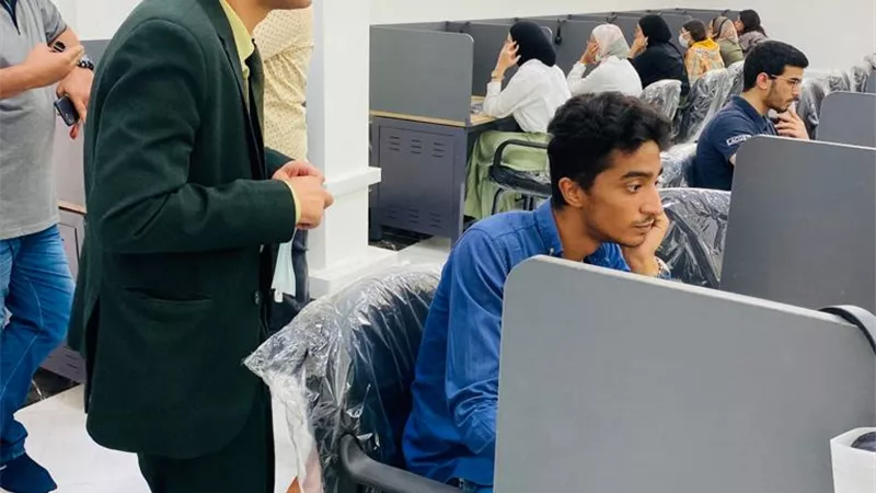 عقد أول امتحان إلكتروني بآداب العريش