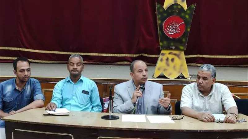 وكيل وزارة التعليم بقنا يعقد اجتماعا استعدادا لامتحانات الثانوية العامة