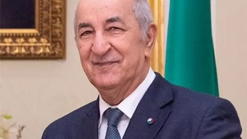 تبون يجري اتصالا هاتفيا مع ماكرون