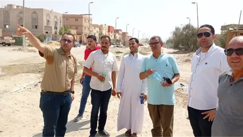 رئيس جهاز 15 مايو يقود حملة على المصانع المخالفة فى المدينة.. بالصور