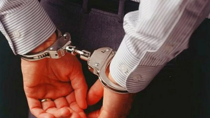 ضبط سيارة محملة بمستلزمات طبية وألعاب نارية مجهولة المصدر بالخارجة