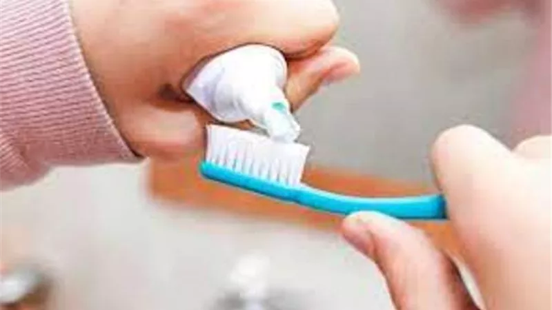 6 مكونات في معجون الأسنان يجب تجنبها