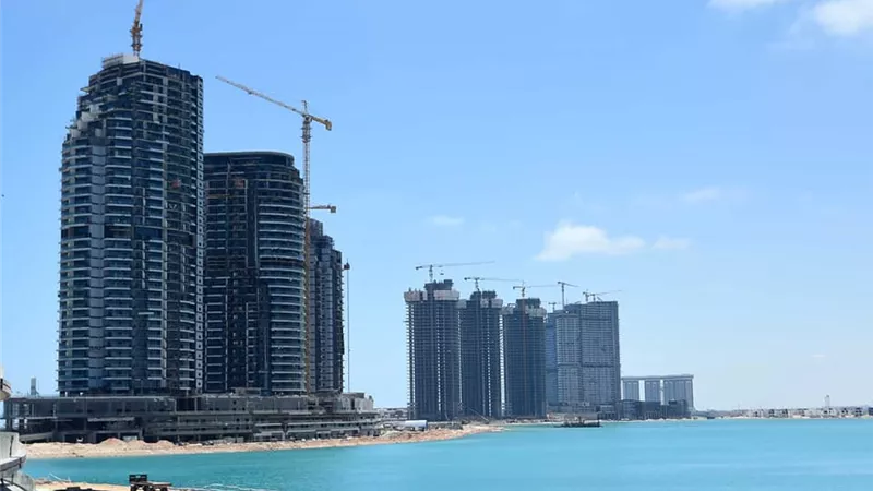 شاهد بالفيديو آخر تطورات مشروعات مدينة العلمين الجديدة