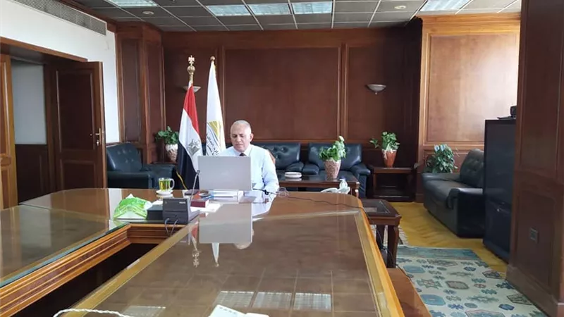 وزير الري يوجه بالمرور الدورى على المجارى المائية والمحطات لضمان جاهزيتها