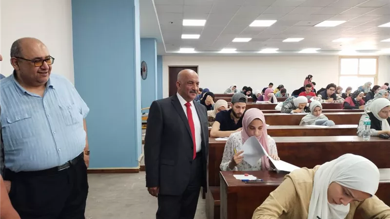 نائب رئيس جامعة الزقازيق يتابع سير الامتحانات بكلية طب وجراحة الفم والأسنان