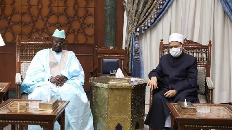 في رسالة حملها سفير بلاده: الرئيس السنغالي يتطلع لزيارة شيخ الأزهر ويشكره لرعاية طلاب إفريقيا