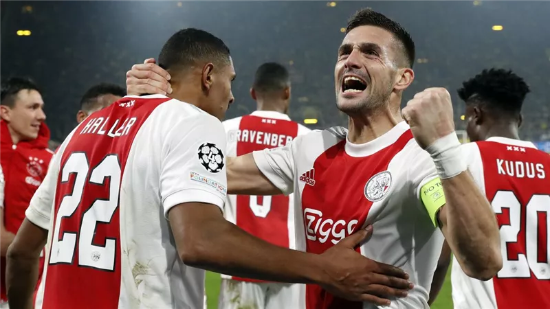 دورتموند يقترب من التعاقد مع مهاجم أياكس