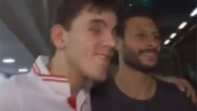 صورة .. الشناوى يلبّى طلب مشجع الزمالك