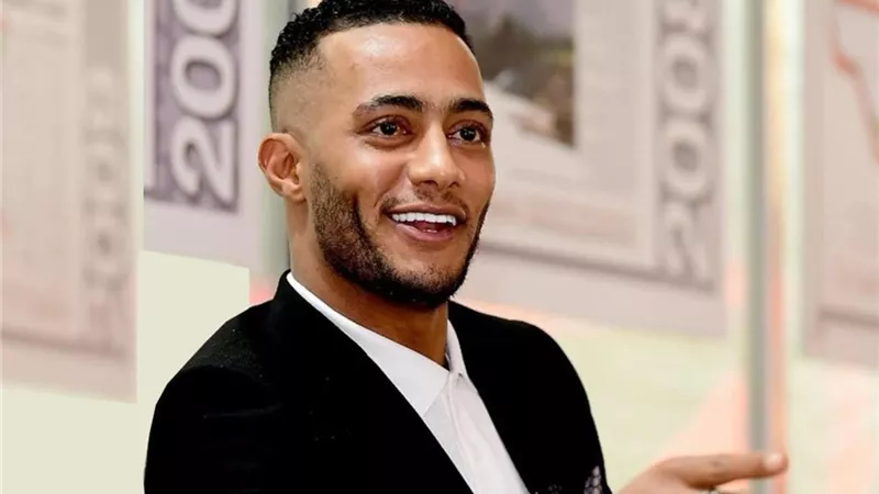 طفل مريض سرطان يطلب مقابلة محمد رمضان .. والفنان يستجيب