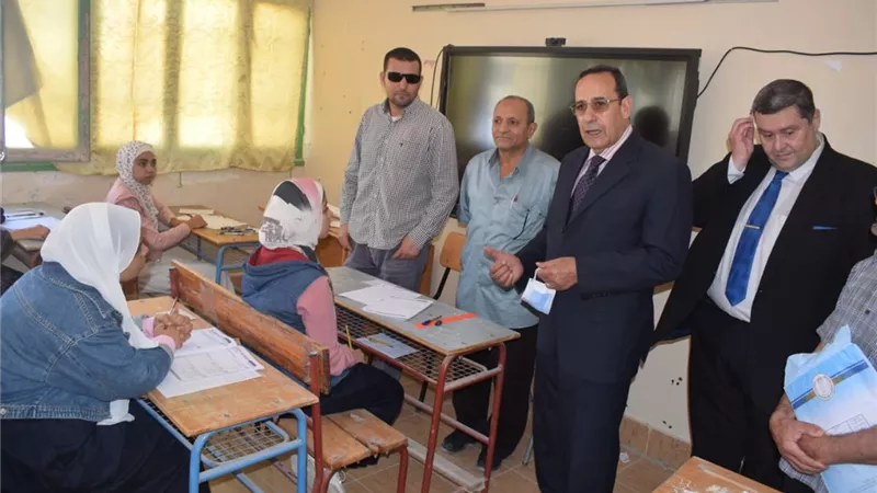 محافظ شمال سيناء يتفقد لجان امتحانات الثانوية العامة بالعريش