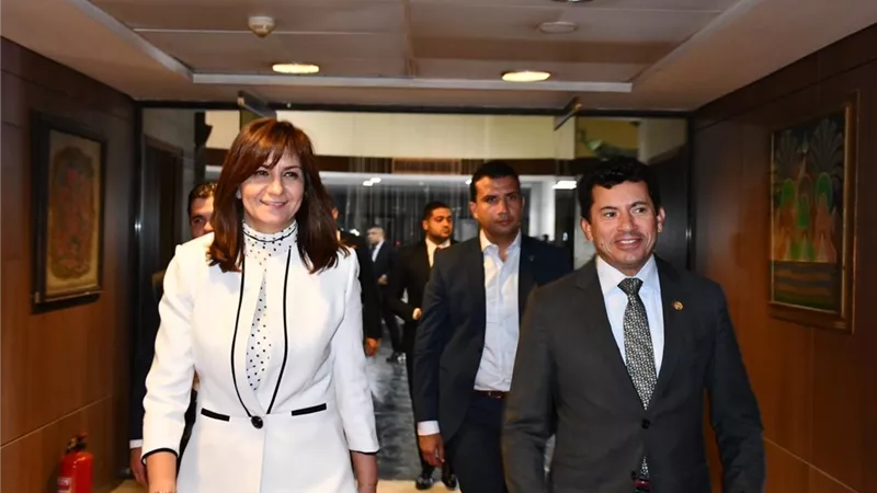 وزير الرياضة يبحث مع وزيرة الهجرة إطلاق برامج لشباب مصر بالخارج