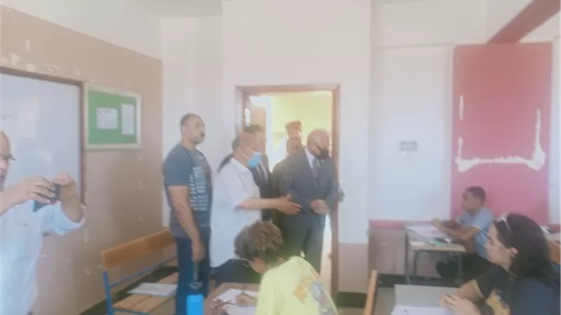 محافظ جنوب سيناء يتفقد إمتحان الثانوية العامة بمدرسة شرم الشيخ الرسمية للغات