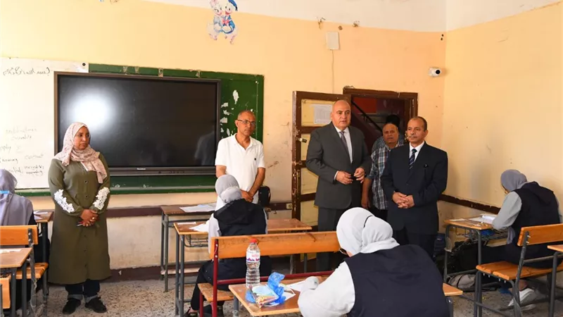 محافظ قنا يتفقد عددا من لجان امتحانات الثانوية العامة