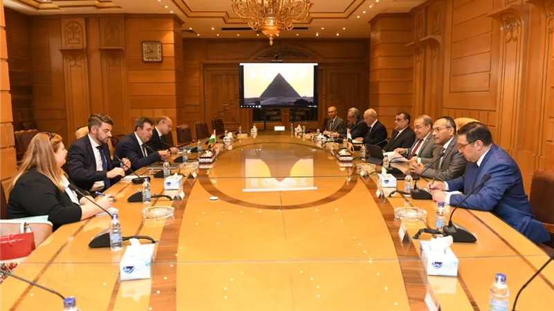 الإنتاج الحربي يبحث مع وزير التكنولوجيا والصناعة المجري أوجه التعاون المشترك
