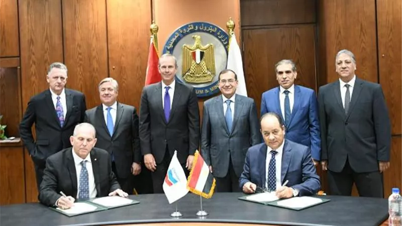 توقيع مذكرة تفاهم بين إيجاس وشيفرون العالمية للتعاون فى مجال إسالة وتصدير الغاز