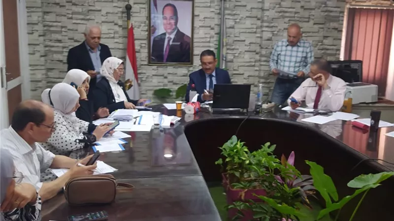 مدير تعليم الجيزة يتابع اليوم الأول لامتحانات الثانوية العامة بغرفة العمليات