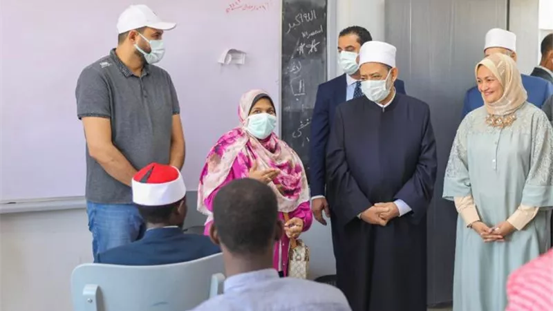 بالصور.. شيخ الأزهر يتفقد امتحانات ثانوية البعوث