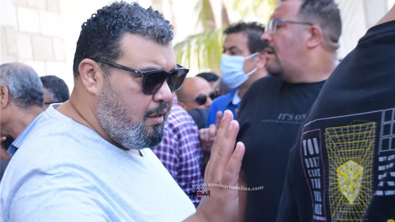 أحمد فتحي يشيع جثمان والده من مسجد الحصري.. صور