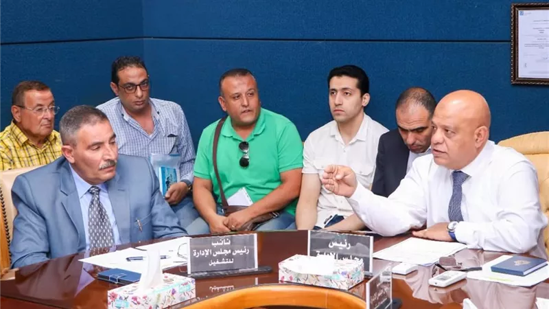 رئيس ميناء دمياط يعقد إجتماعا مع الشركات والتوكيلات الملاحية والبحرية