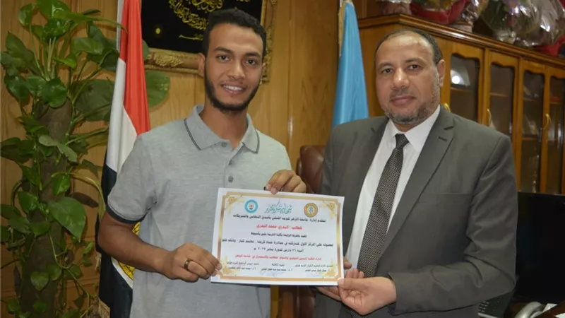 نائب رئيس جامعة الأزهر للوجه القبلي يكرم طالبا بكلية التربية
