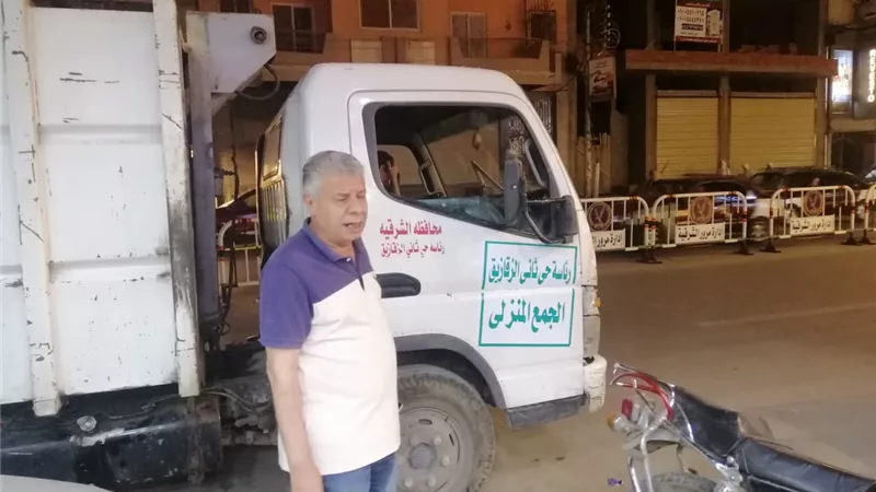 رئيس حي ثان الزقازيق يتابع منظومة الجمع المنزلي للقمامة بالفترة المسائية صور