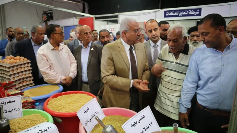 محافظ السويس يفتتح معرض مستلزمات الأسرة المصرية من السلع والمنتجات الغذائية