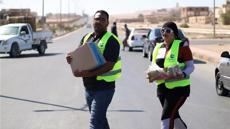 مستقبل وطن يوزع زجاجات مياة معدنية وعصائر علي طلاب الثانوية العامة برأس غارب