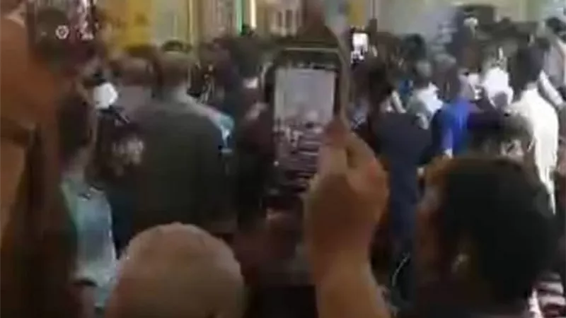 وصول جثمان «نيرة» طالبة جامعة المنصورة إلى مسجد الروضة بالمحلة لأداء صلاة الجنازة