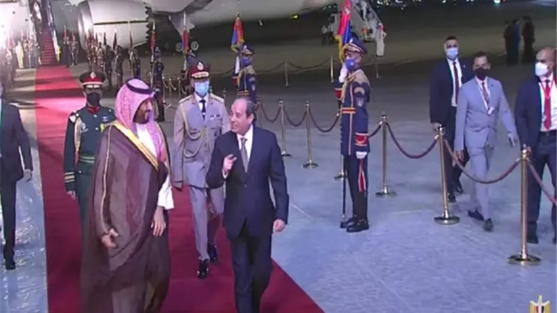 بالفيديو.. مراسم استقبال رسمية لولي العهد السعودي بمطار القاهرة