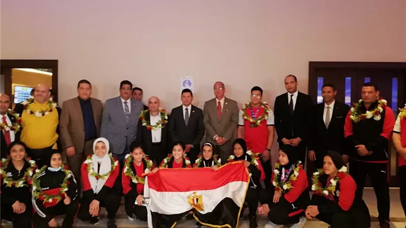 وزير الشباب يستقبل بعثة منتخب مصر لرفع الأثقال في مطار القاهرة