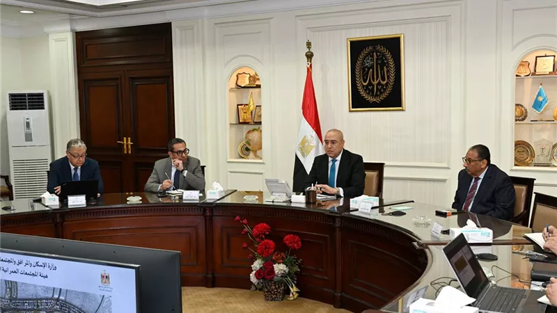 وزير الإسكان يتابع الموقف التنفيذي لمشروع 