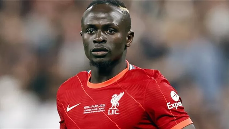 ماني يصل ألمانيا لإنهاء إجراءات انتقاله إلى بايرن ميونيخ