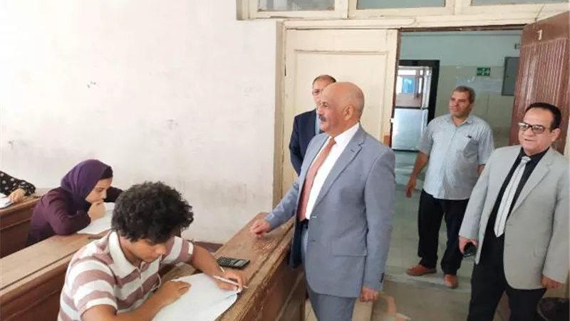 نائب رئيس جامعة الزقازيق يتابع سير الامتحانات بكلية الهندسة.. بالصور