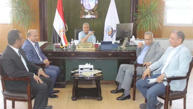 رئيس جامعة جنوب الوادي يلتقي الطلاب الوافدين