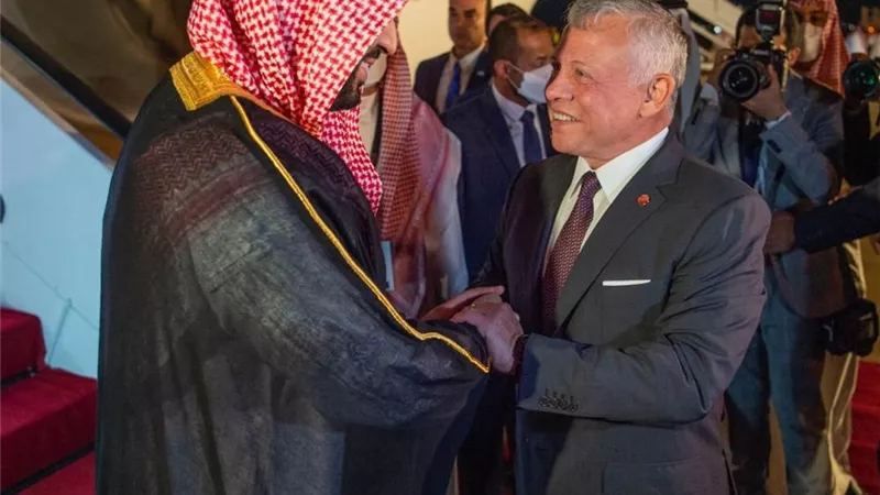 العاهل الأردني يعقد جلسة مباحثات مع ولي العهد السعودي في مستهل زيارته للأردن