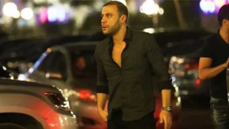 محمد امام يقدم واجب العزاء والد احمد فتحى .. صور