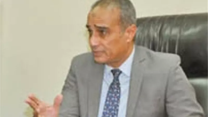 المراقب العام يتابع وصول المياه لأراضي الخريجين بالسويس