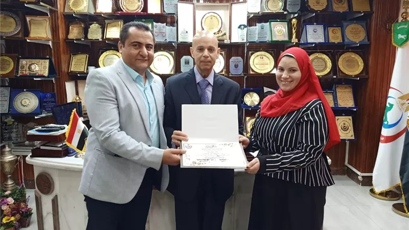 وكيل وزارة الصحة يكرم أخصائية تمريض بأبوكبير لحصولها علي المركز الأول في اختبارات الزمالة