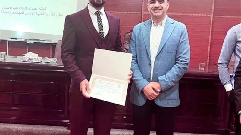 رئيس جامعة جنوب الوادي يهنئ احد خريجي الجامعة من الوافدين