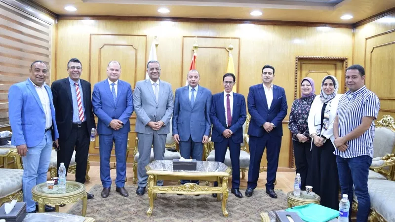 رئيس جامعة بنى سويف يستقبل محكمي مشروعات تخرج طلاب قسم الصحافة بكلية الإعلام
