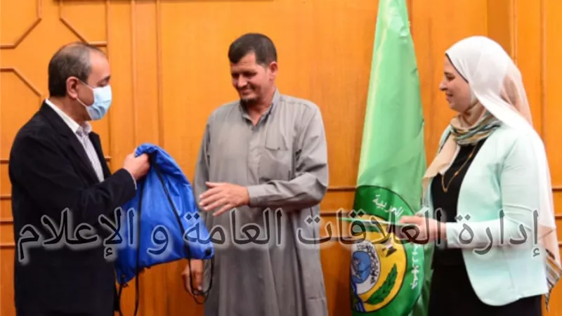 محافظ الإسماعيلية يهدي حُجَّاج قُرعة الجمعيات الأهلية و أُسَر الشهداء شنطة المناسك