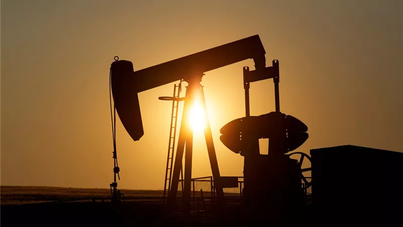 أسواق النفط تعمّق خسائرها.. برنت يهبط إلى 107 دولارات للبرميل